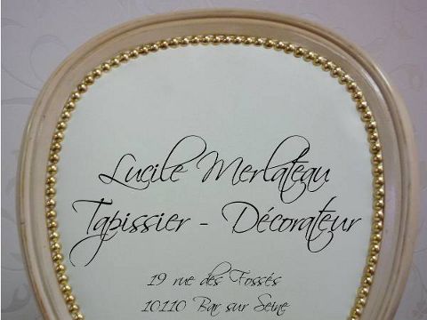 chaise de style Louis XVI <b>M�daillon</b> cuir blanc, clous laiton