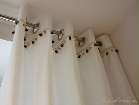 <b>Rideau</b> en soie avec une application de franges � pompons, t�te oeillets sertis