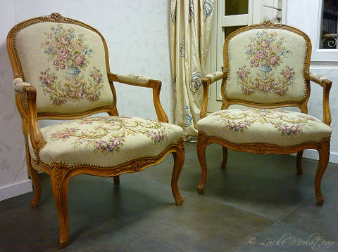 paire de <b>Cabriolets</b>, style Louis XV avec motifs plac�s, finition clous