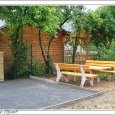 table, bancs et terrain de pétanque